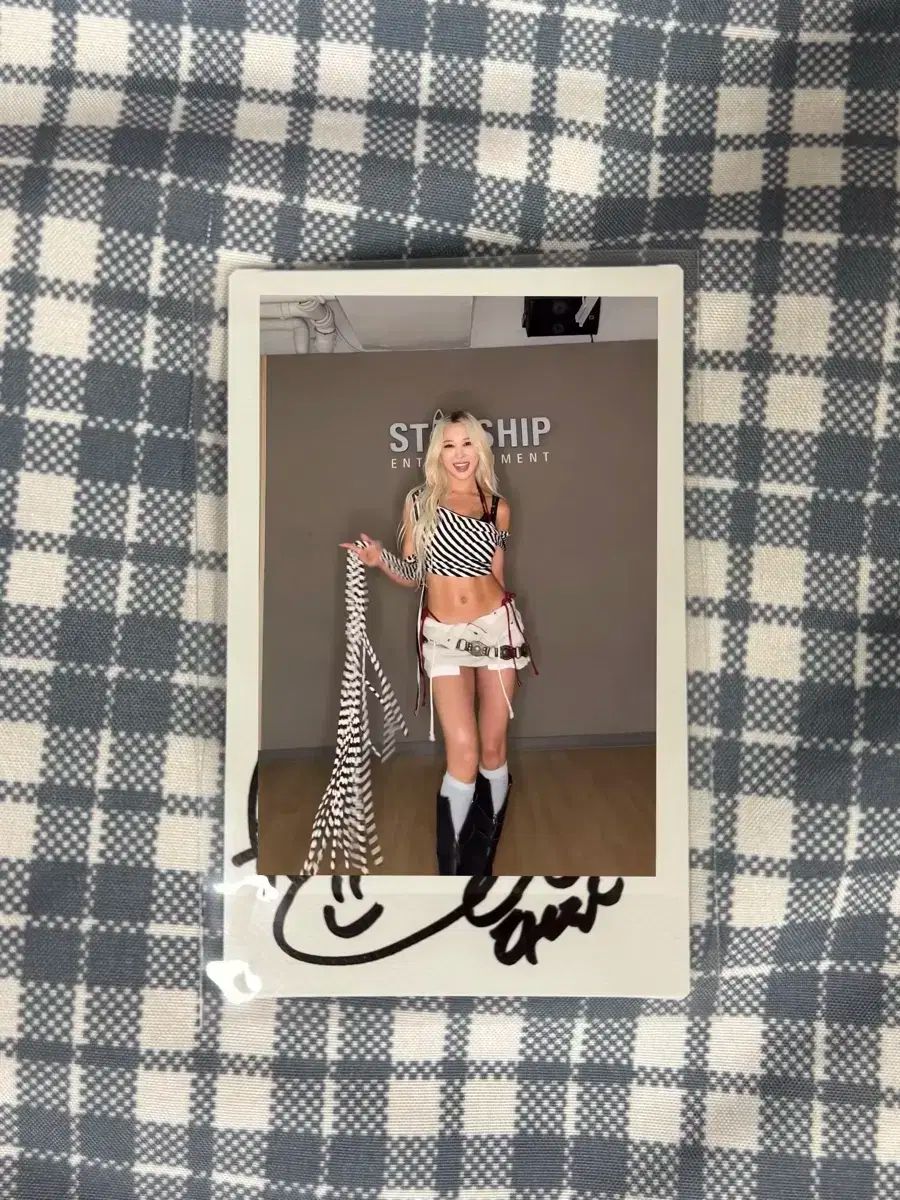 ダヨン(DAYOUNG) サイン入り チェキ ポラロイド タートルネック 宇宙