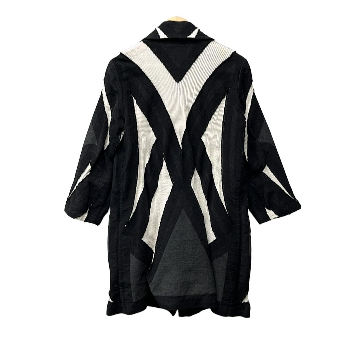 美品　ミヤケイッセイ　コートLサイズ ISSEYMIYAKE(イッセイミヤケ) コート サイズ2 M レディース - 黒