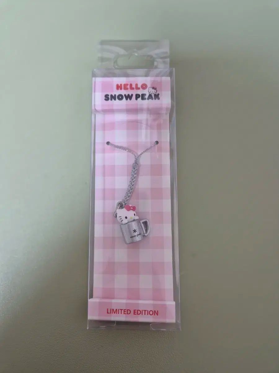 【 韓国限定 】　スノーピーク　 peak　キティ　コラボ　キーホルダー 韓国限定 】 スノーピーク snow peak キティ コラボ キーホルダー