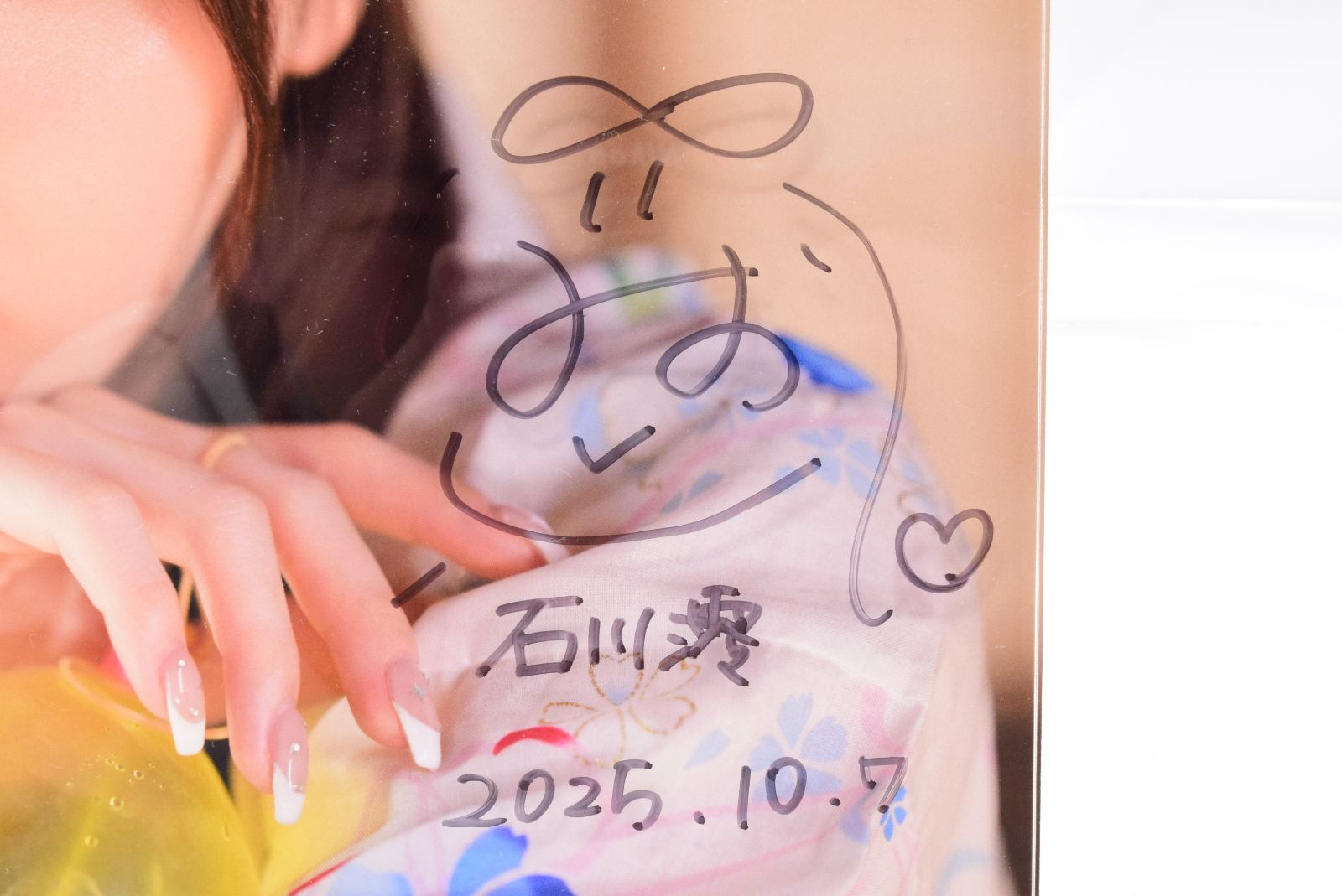 石川澪　キスマーク入りサイン色紙 r-647☆良品☆石川澪アクリルスタンド サイン入り - メルカリ