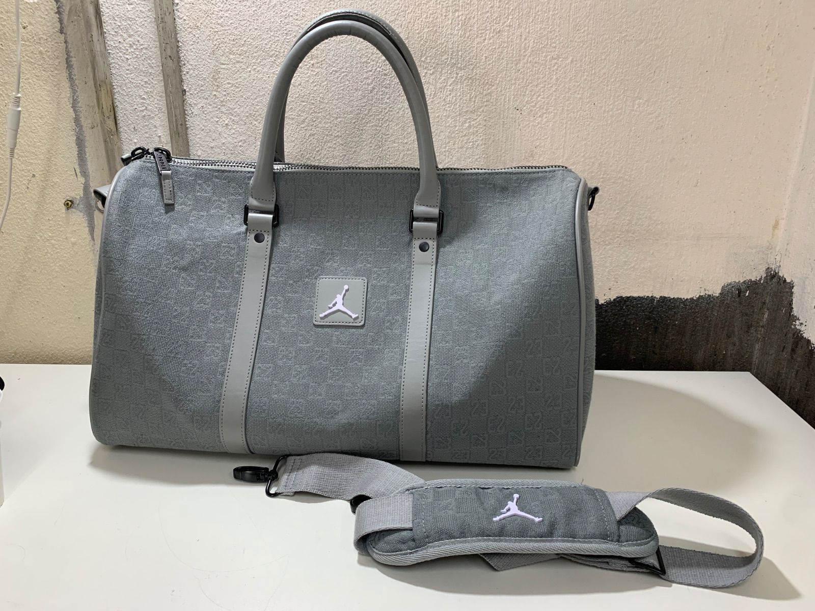 j296 Jordan ボストンバッグ グレー チェック柄 - メルカリ