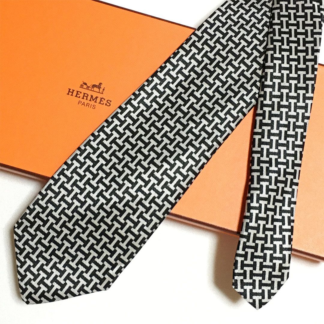 未使用級 エルメス HERMES ネクタイ シルク ブラック ドット柄 総柄 未使用級 エルメス HERMES ネクタイ シルク100% ブラック / シルバー