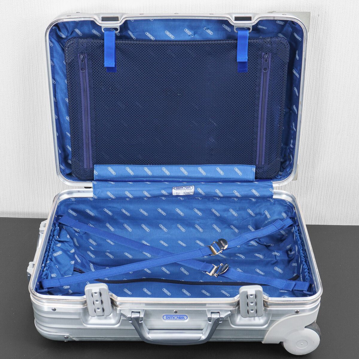 美品 リモワ トパーズ 32L 機内持ち込み 2輪 TSAロックベルト付 アルミ RIMOWA リモワ TOPAS トパーズ 32L 機内持ち込み 2輪 TSAロックベルト