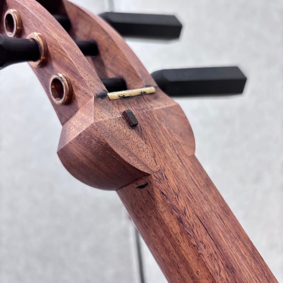 津軽三味線 花梨材 津軽塗胴掛け 鼈甲バチ 丸打胴 太棹 人工川 津軽