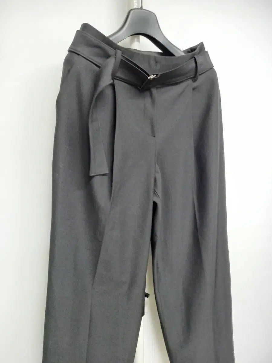 セカンドフロア 秋冬 ハイウエスト ピンタック ストレート筒フィット