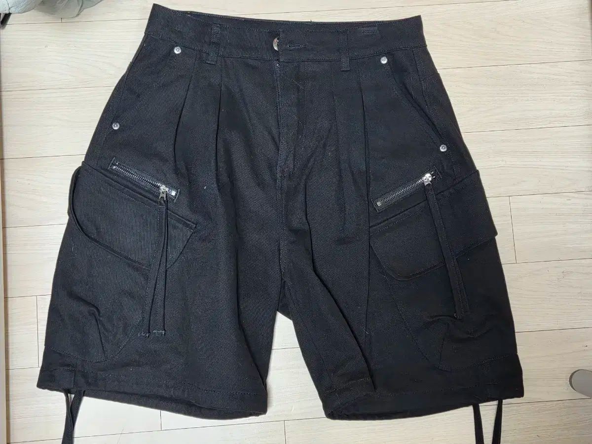 ファンシークラブ カーゴ レタリング バミューダ パンツ ブラック