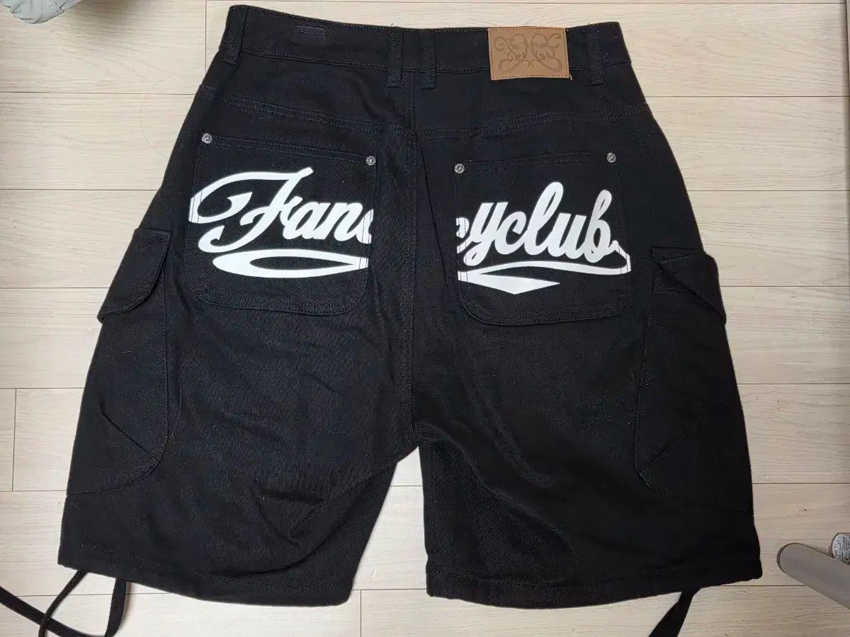 ファンシークラブ カーゴ レタリング バミューダ パンツ ブラック