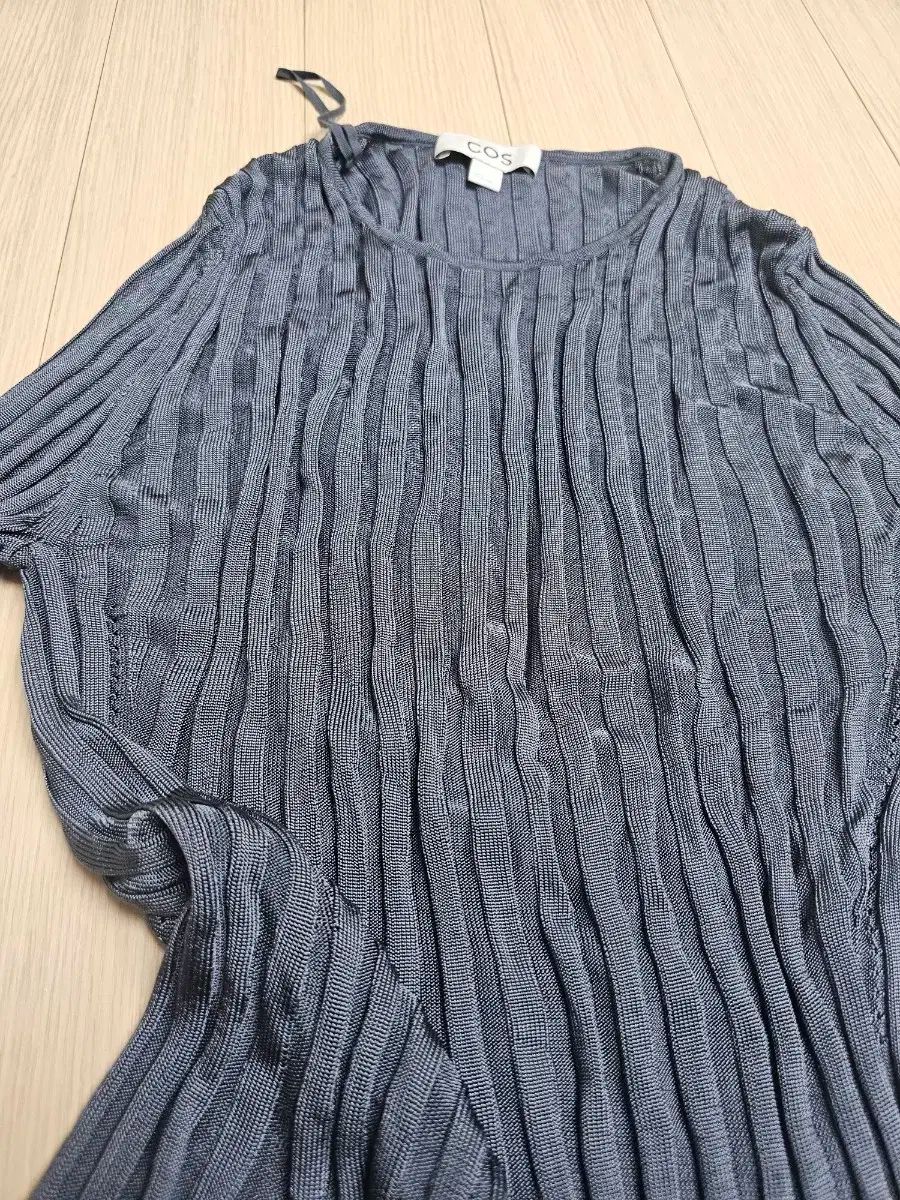 COS ゴージ プリーツ 長袖 Tシャツ