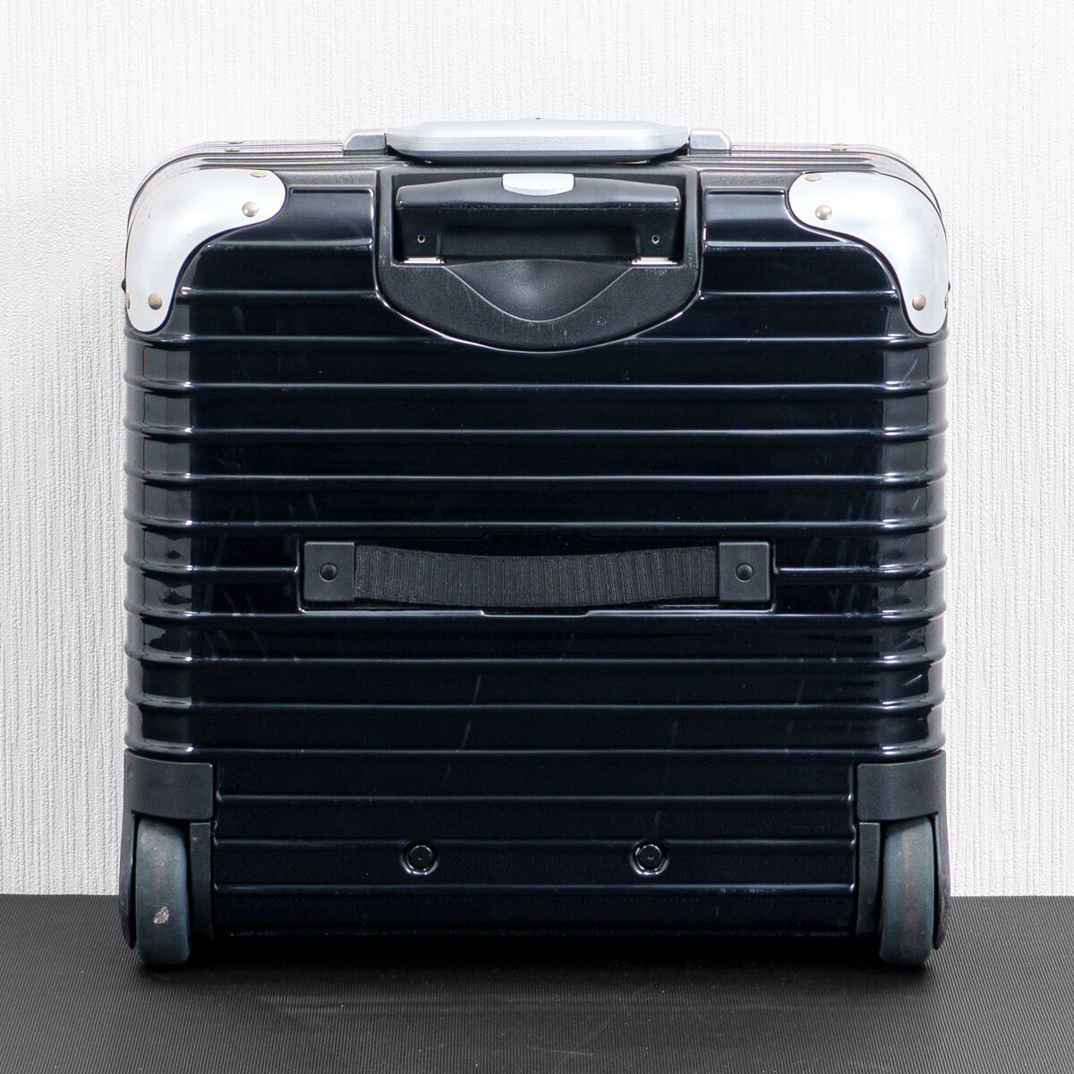 美品 RIMOWA リモワ リンボ ビジネス 23l 2輪 黒 機内持ち込み可 RIMOWA リモワ LIMBO リンボ 27L 機内持ち込み 2輪 TSAロック グロス