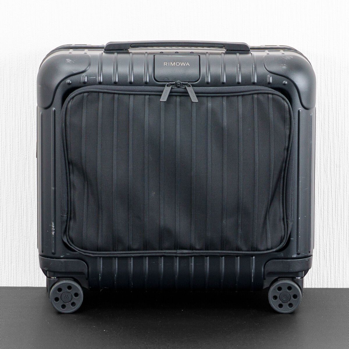 リモワ 極美品 Essential Sleeve コンパクト 黒 RIMOWA リモワ Essential Sleeve Compact エッセンシャルスリーブ