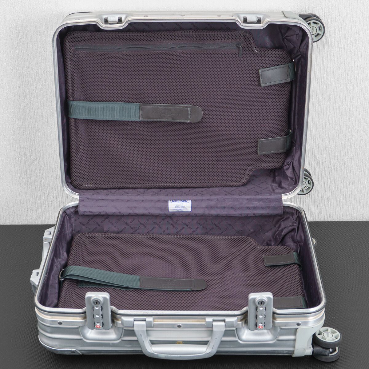 美品 リモワ トパーズ ステルス 34L 機内持ち込み 4輪 TSAロック 日本で唯一のリモワRIMOWAのスーツケース専門店です。東京都世田谷区に