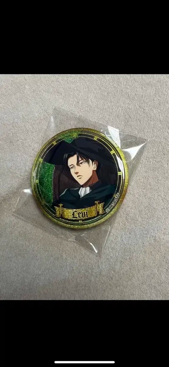 進撃の巨人　魔法使い　缶バッジ　ラメキラカンバッジ　リヴァイ　20個 進撃の巨人 ラメキラ リヴァイ 缶バッジ 魔法使いシリーズ 新品 - メルカリ