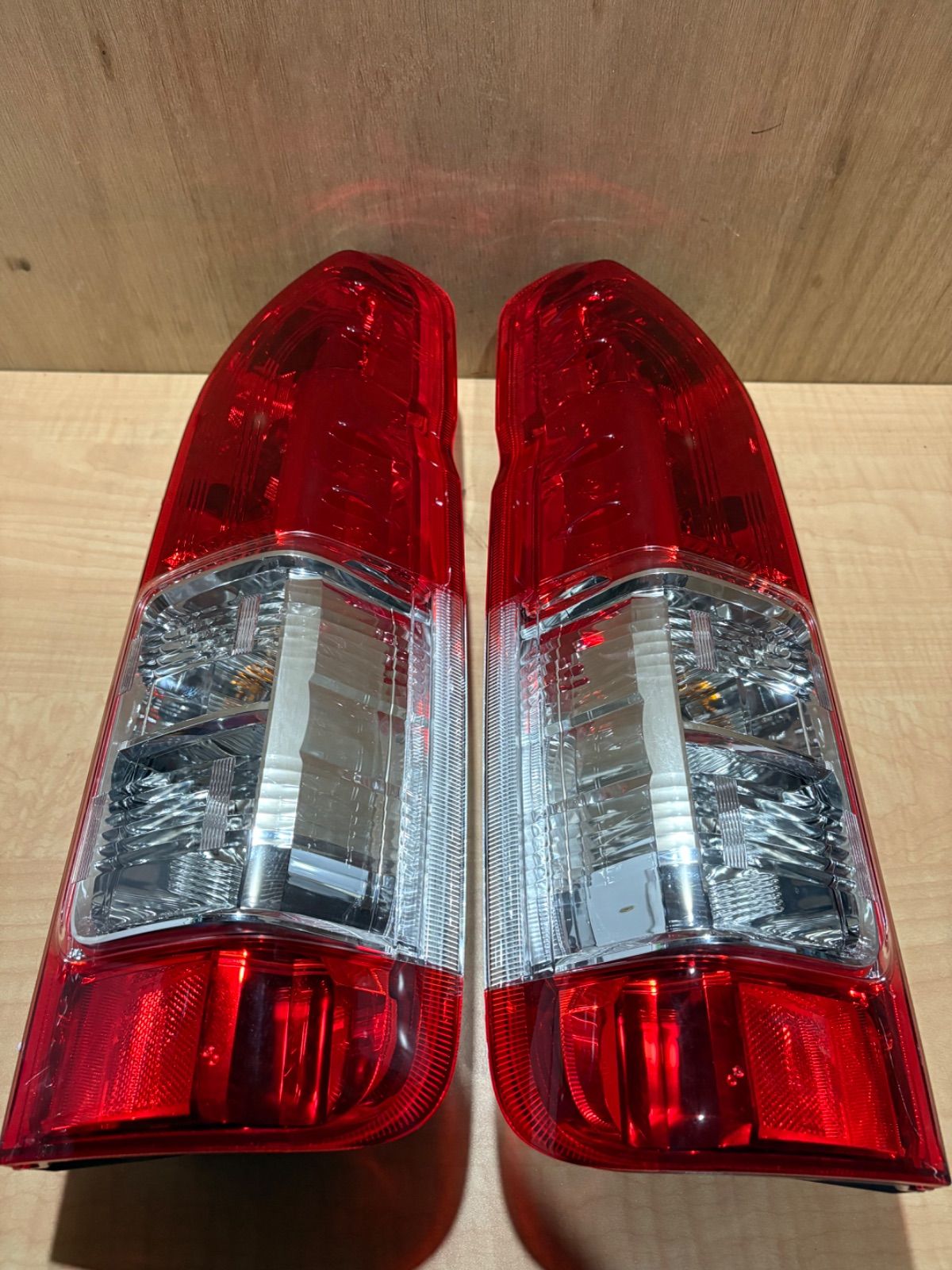 ハイエース　ダークプライムS テールランプ　新車外し　純正 ハイエース ダークプライムS テールランプ 新車外し - メルカリ