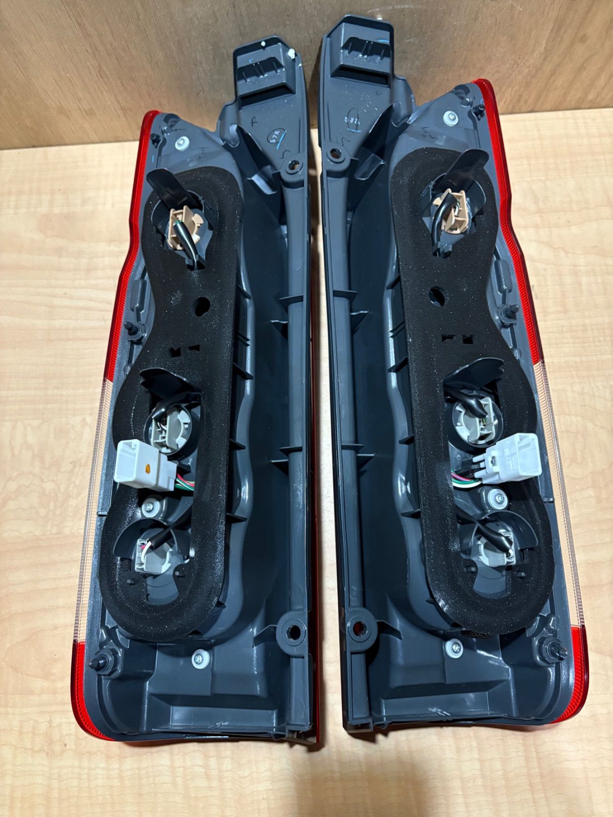 ハイエース　ダークプライムS テールランプ　新車外し　純正 ハイエース ダークプライムS テールランプ 新車外し - メルカリ