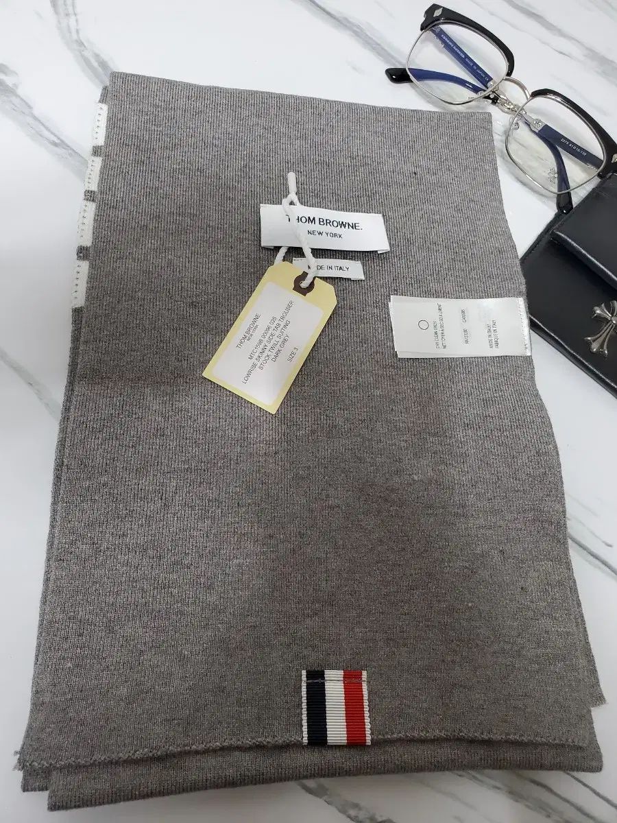 トム・ブラウンマフラー 出品 - メルカリ