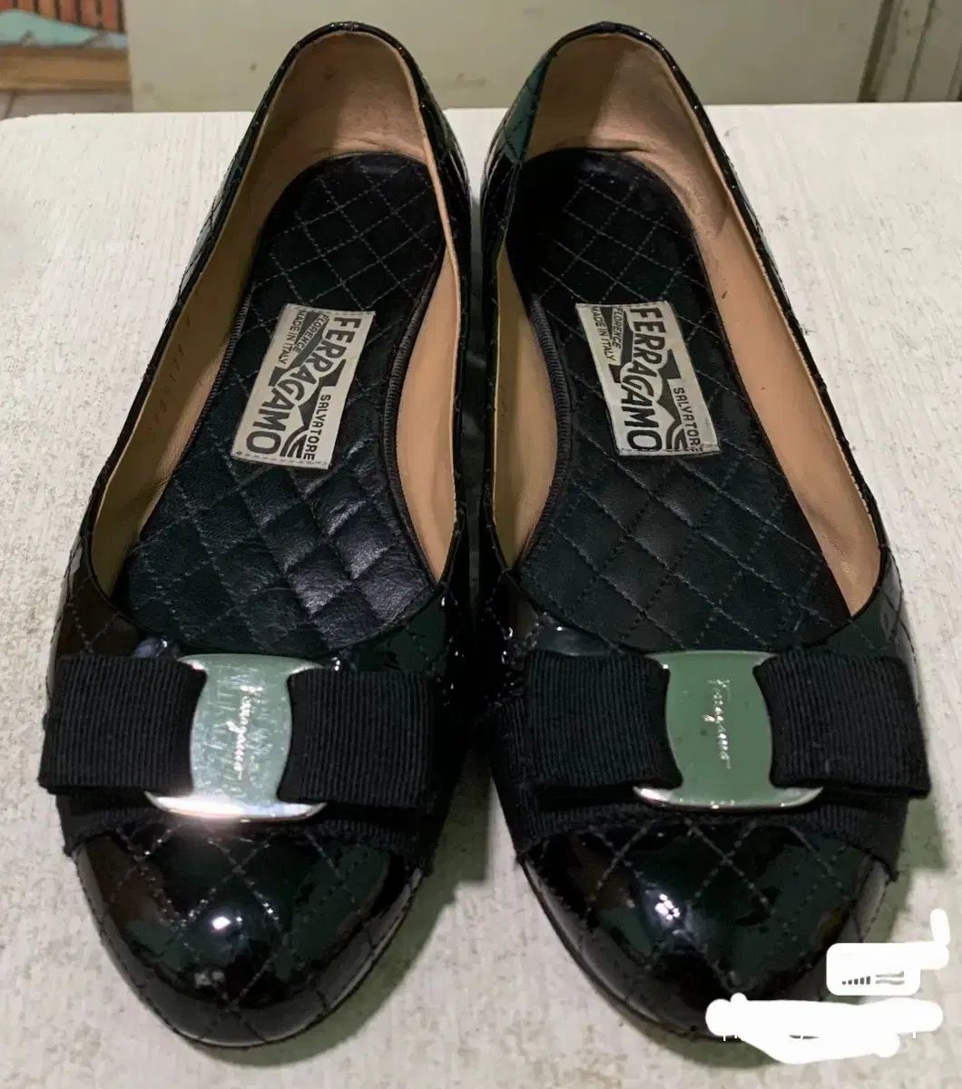 フェラガモ ブラック キルティング リボン フラットシューズ 6 5 正規