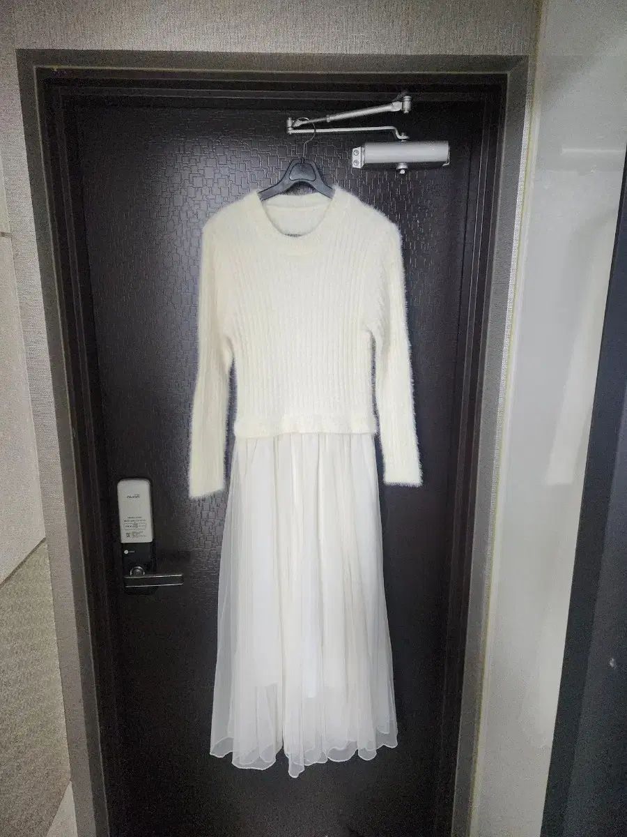 ホワイトファーニットロングワンピース