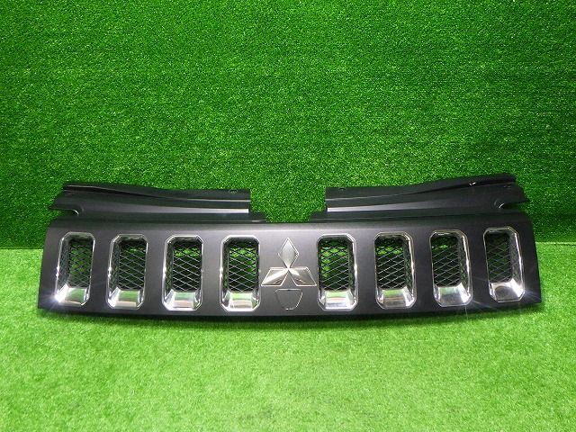 デリカD5 純正グリル CV 前期 貼りもの付 7456A366 カメラ穴カバー付