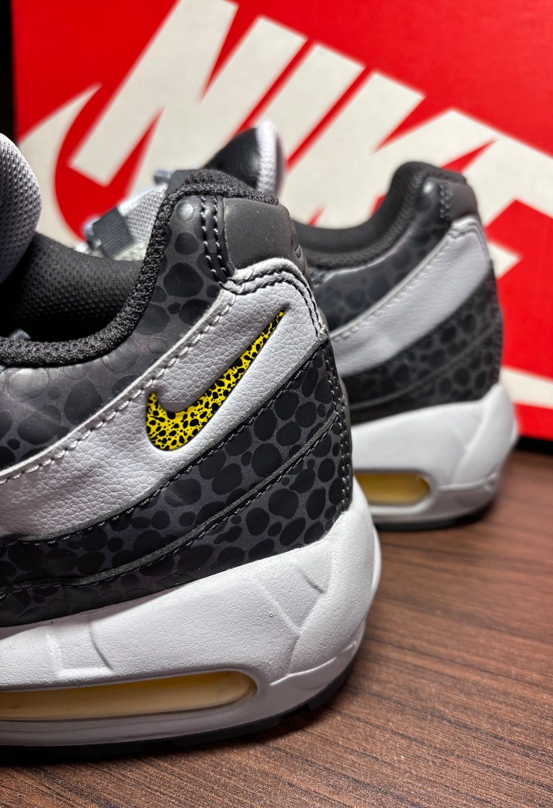 ナイキ エアマックス95 SE オフノワール/アマリロ/ウルフグレー 未使用