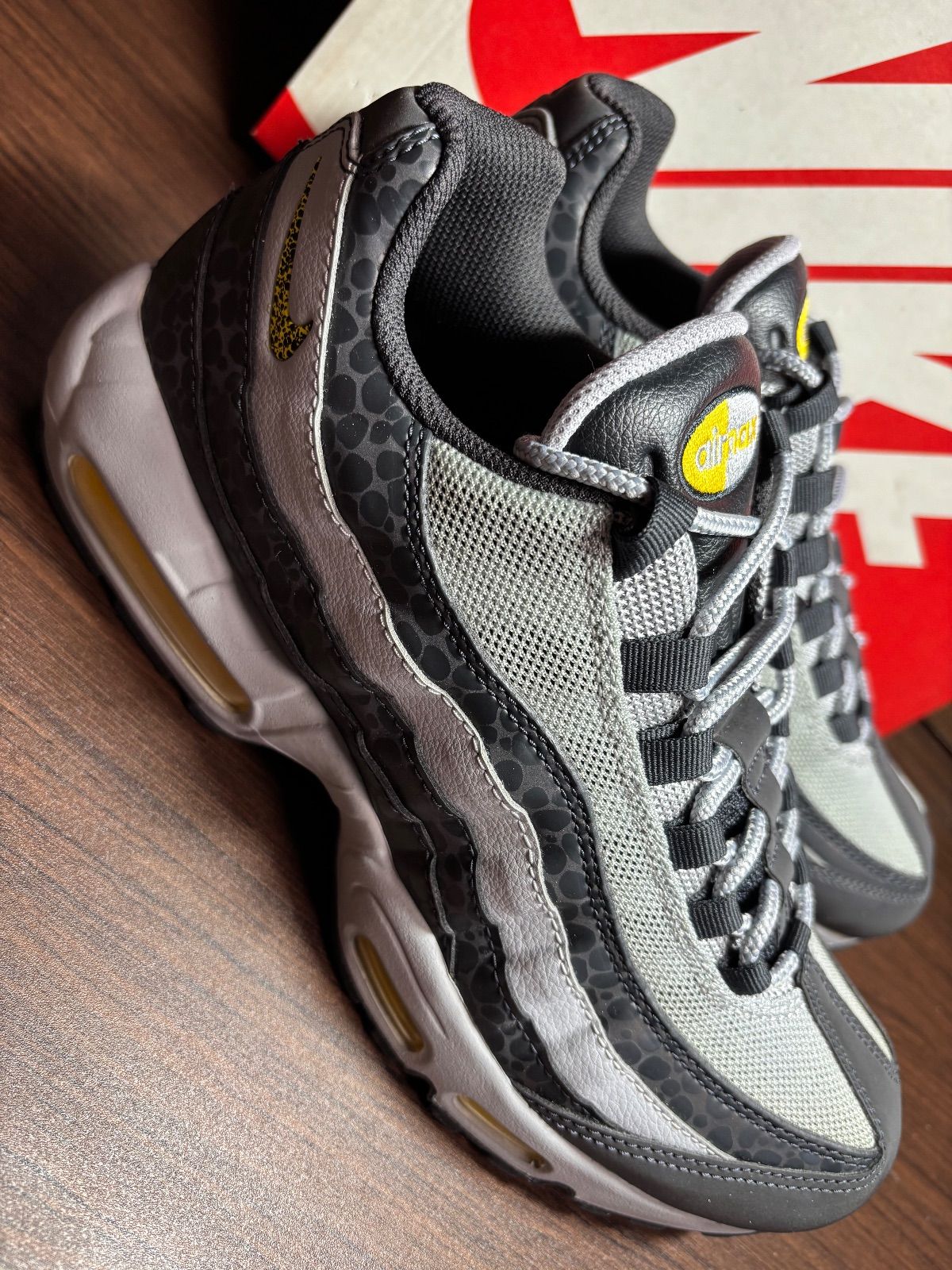 ナイキ エアマックス95 SE オフノワール/アマリロ/ウルフグレー 未使用