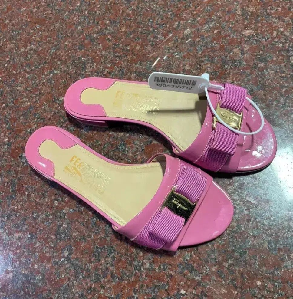 フェラガモ リボン サンダル ピンク レディース 37 5 正規品 - メルカリ