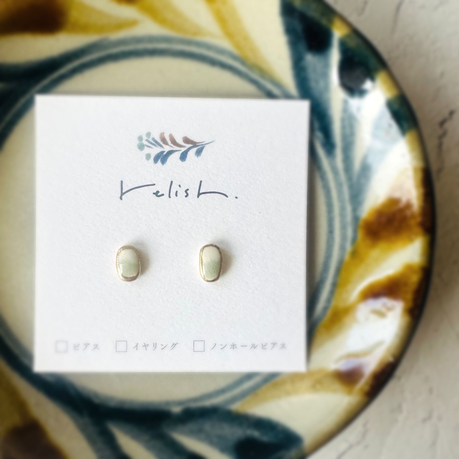 【再販】極小 陶器 金継ぎ ピアス ノンホールピアス  イヤリング オフィス ホワイト 白 ゴールド 金 小さい 小ぶり シンプル ギフト 贈り物 プレゼント 誕生日 母の日 クリスマス グリーン 緑