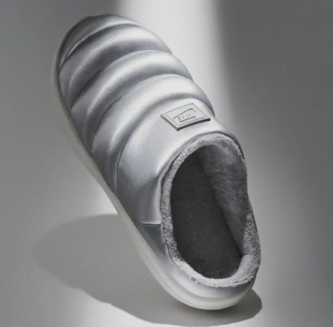 ナイキ ダウン スリッパ シルバー 新品