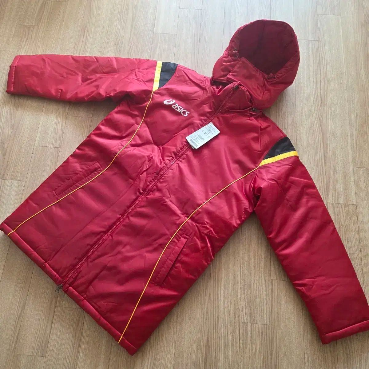 アシックス メンズ フード ダウン アウター レッド 100 (新品) - メルカリ