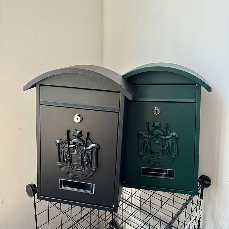 ロック付きで安心 モダンメタルレターボックス 郵便ポスト 鍵付き 壁掛け 盗難防止 エンブレム付き 家庭 オフィス 学校に ブラック＆グリーン