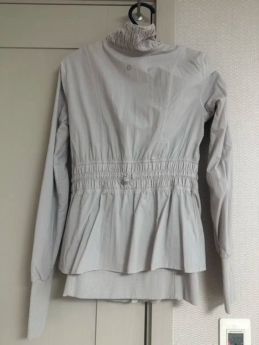 ルルレモン ウィンドブレーカー - メルカリ