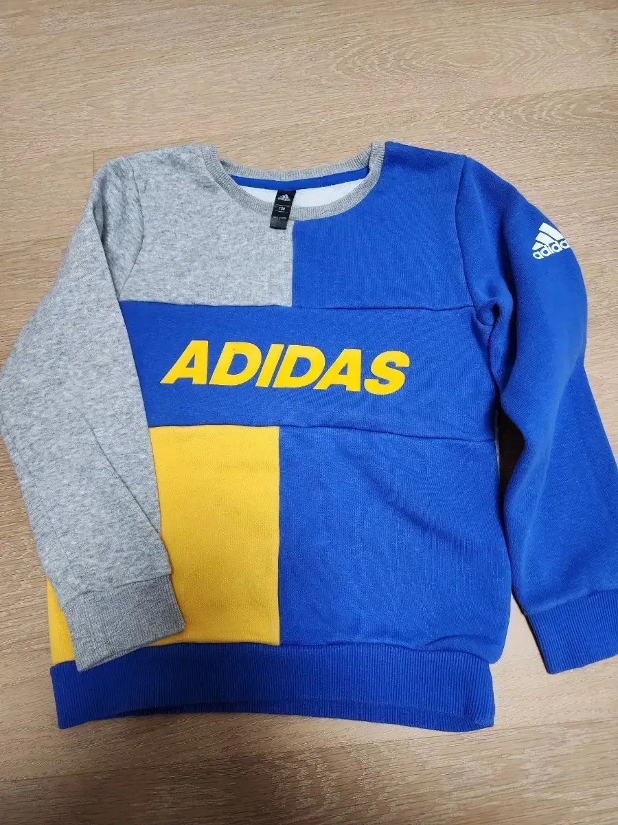 【赤字超特価，限定セール】 アディダスキッズ 起毛 スウェット 130 Tシャツ