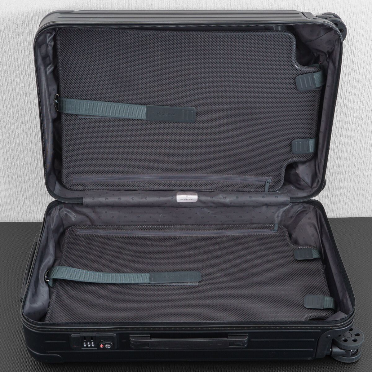 生涯保証 RIMOWA リモワ Essential エッセンシャル チェックインM 60L