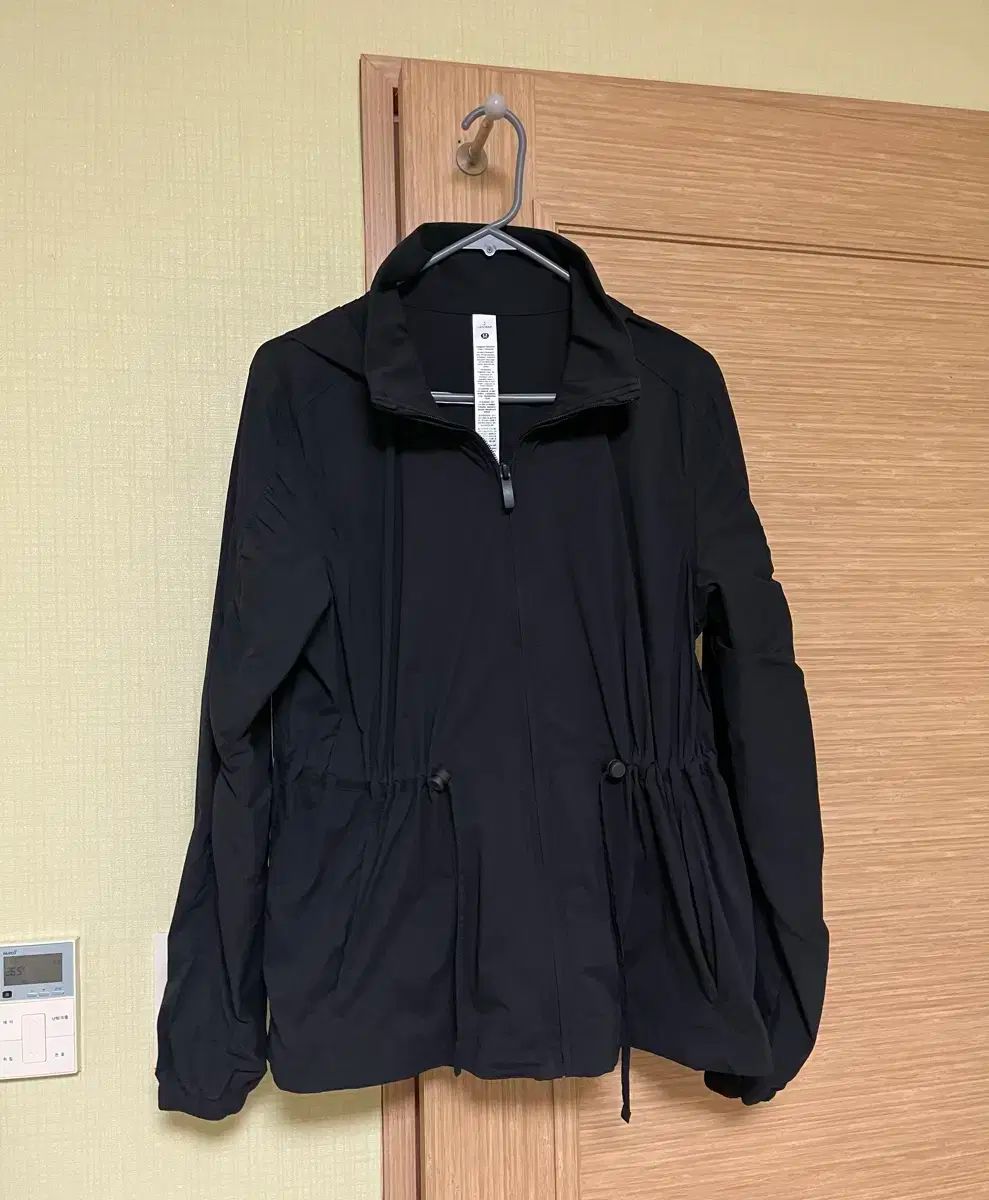 【美品】ルルレモン　ウィンドブレーカー　サイズ2 未使用 / ルルレモン ウィンドブレーカー サイズ s ブラック カラー