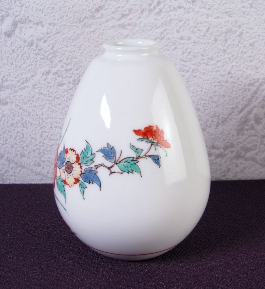 美品十四代酒井田柿右衛門 錦 梅鳥文 瓶 高さ約23cm 共箱 美品十四代酒井田柿右衛門 錦 梅鳥文 瓶 高さ約23cm 共箱 十四代 酒井