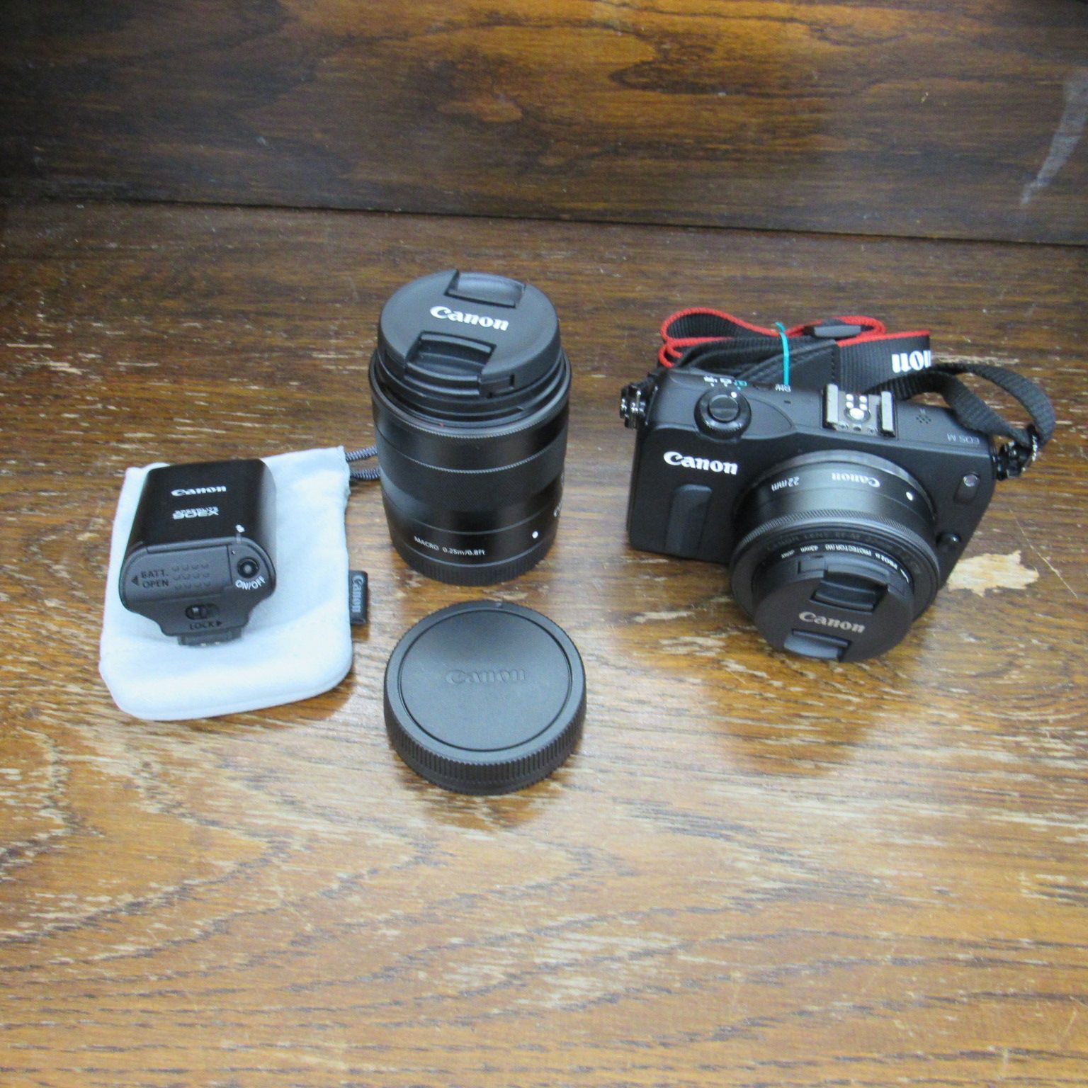 Canon EOS M ds126391 キャノン イオス ミラーレス 一眼カメラ ダブル 