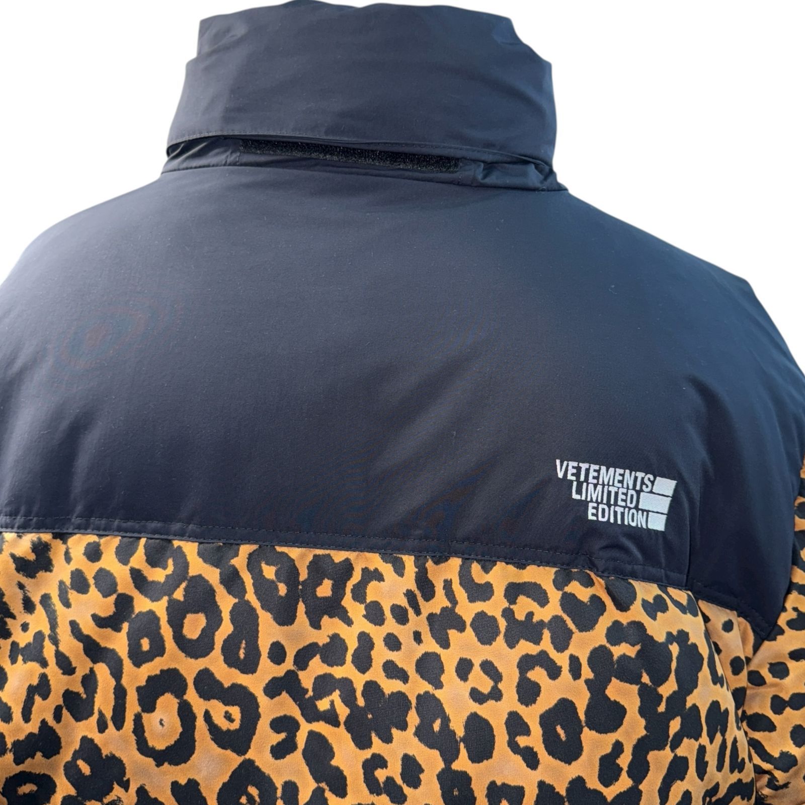 VETEMENTS】ヴェトモン ダウンジャケット - メルカリ