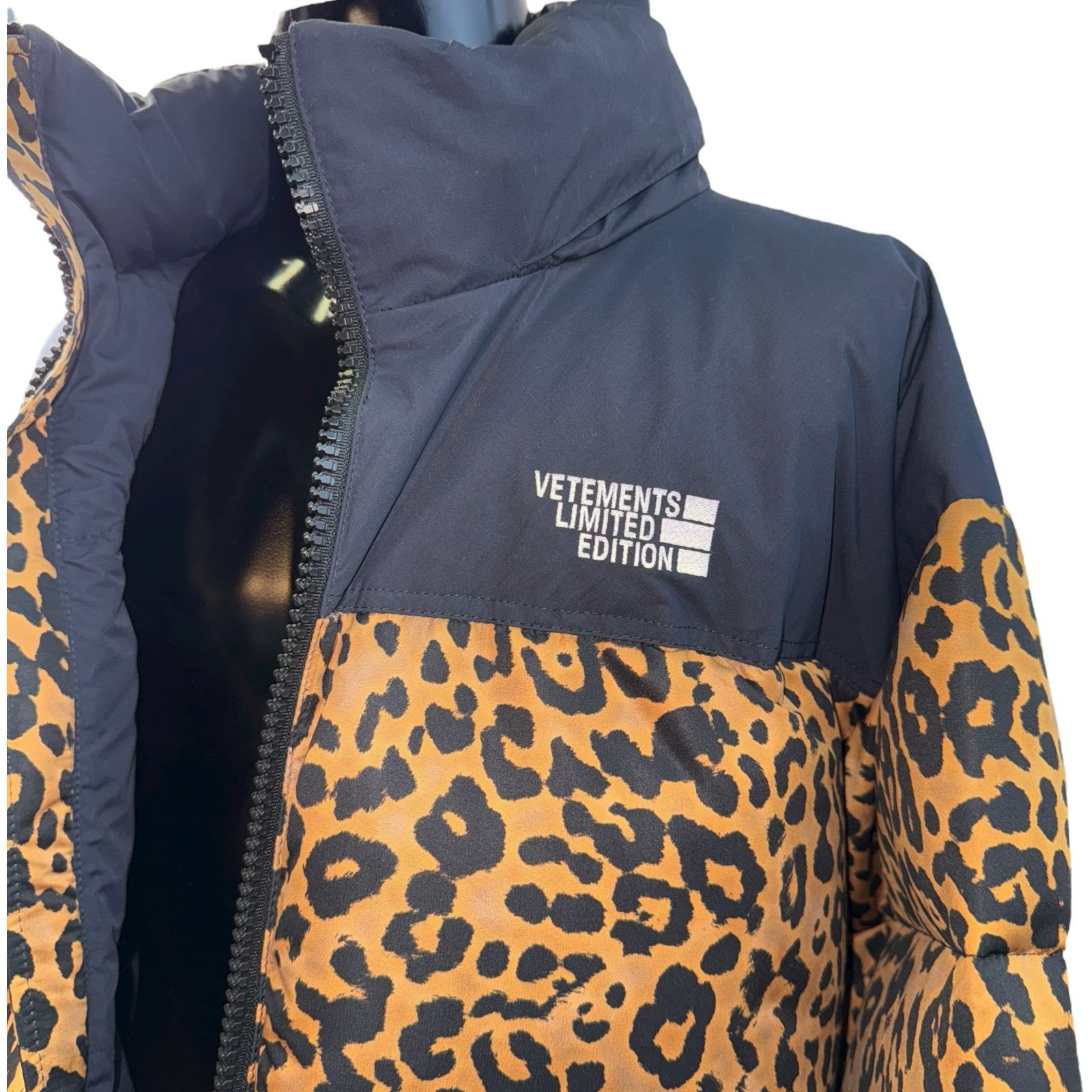 VETEMENTS】ヴェトモン ダウンジャケット - メルカリ