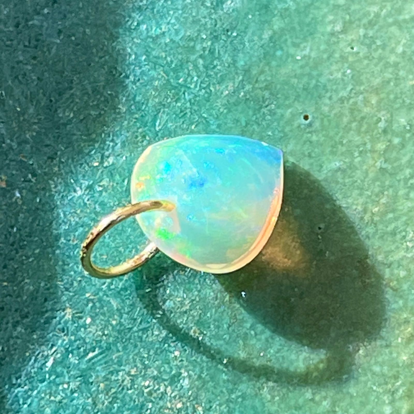 天然石☆ブルーグリーンデザートオパールのチャーム14kgf 14kgf＊エチオピアンオパールのチャーム - メルカリ