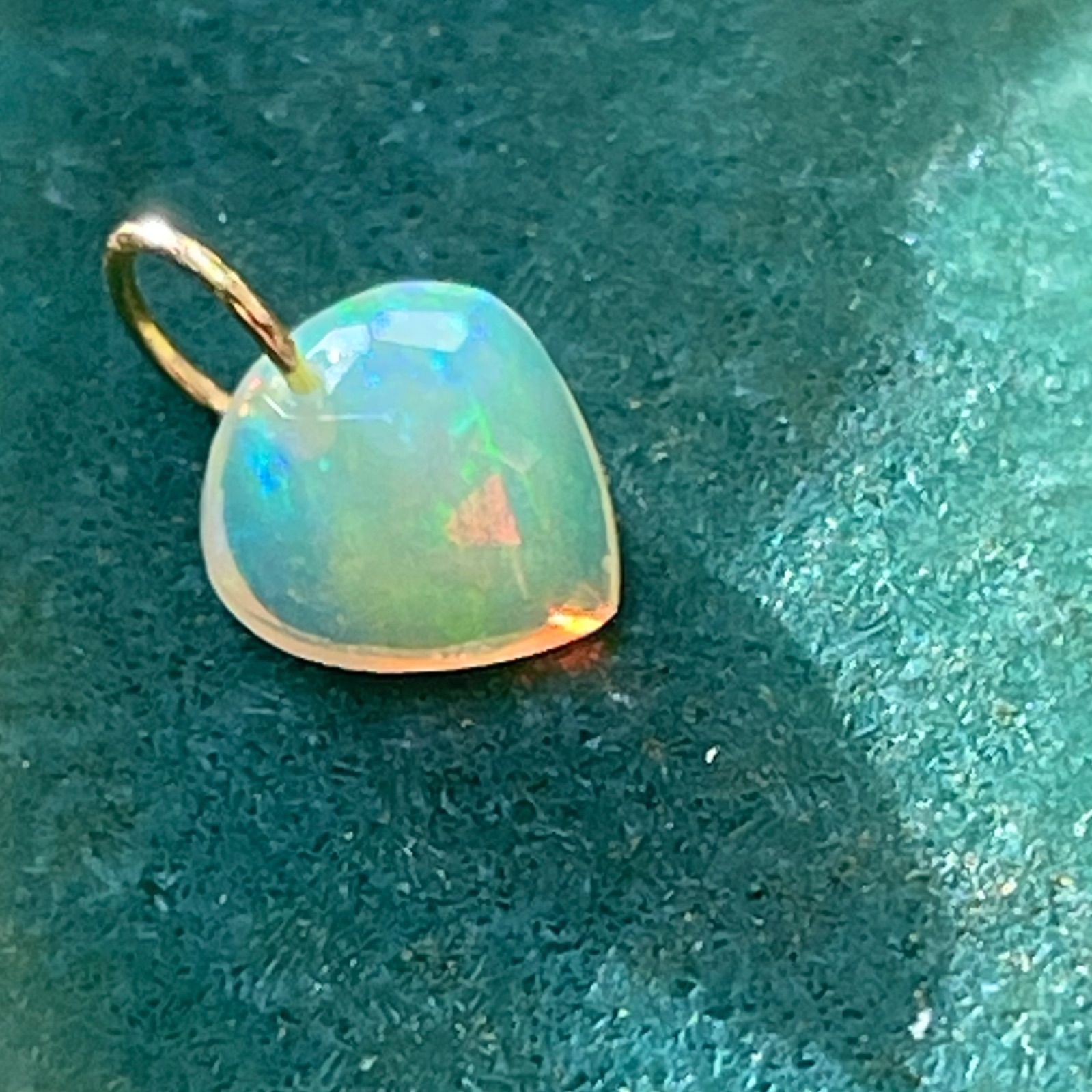 原石オパールの１４kgfチャーム 14kgf＊エチオピアンオパールのチャーム - メルカリ