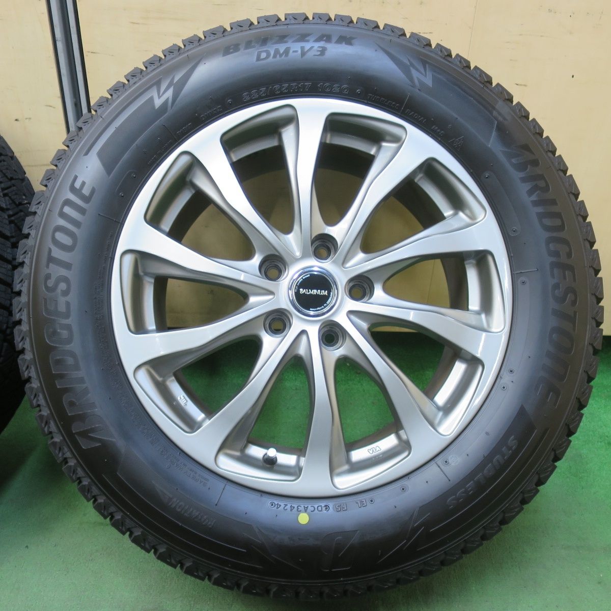スタッドレス&ホイール,225/65R17,17✕70,1年使,BALMINUM バリ溝！24年！キレイ！ほぼ10分☆スタッドレス 225/65R17