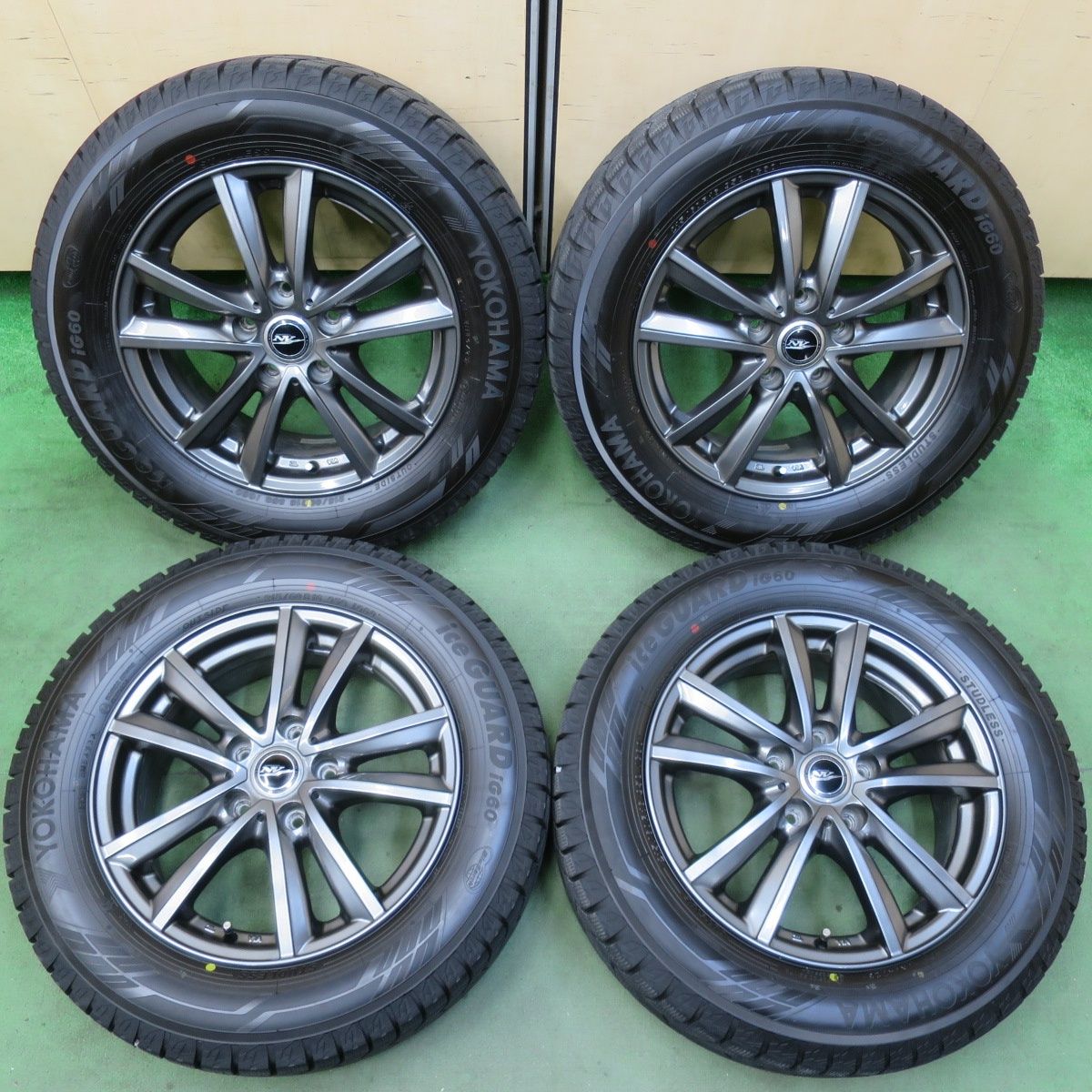 バリ溝!23年!キレイ!9.5分以上☆スタッドレス 215/60R16 バリ溝!23年!キレイ!9.5分以上☆スタッドレス 215/60R16
