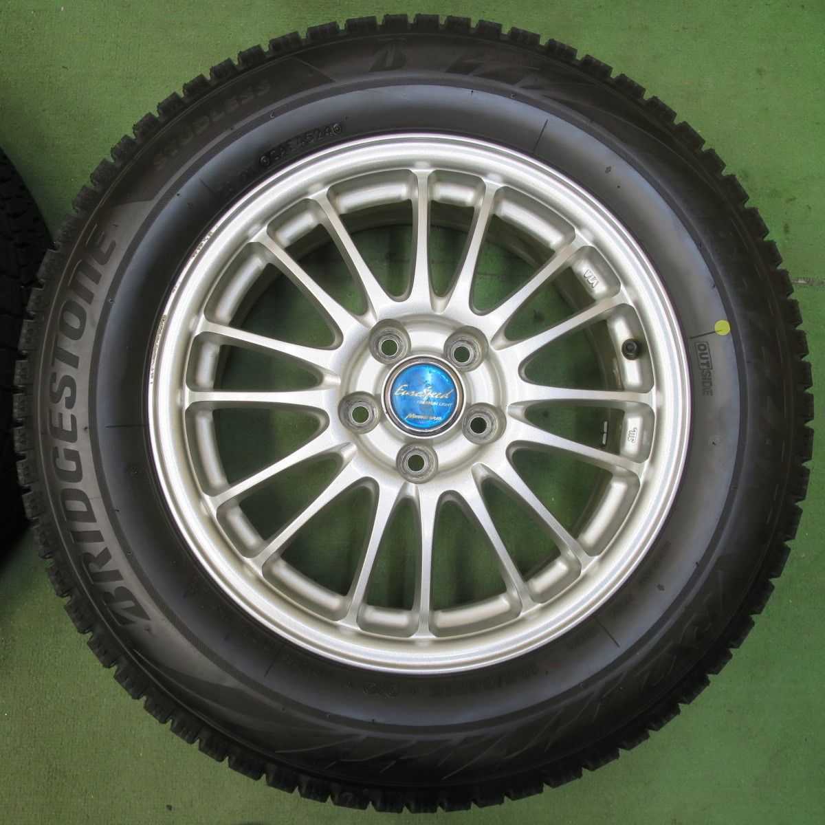 バリ溝！24年！キレイ！ほぼ10分☆プリウス 等 195/65R15 スタッドレス