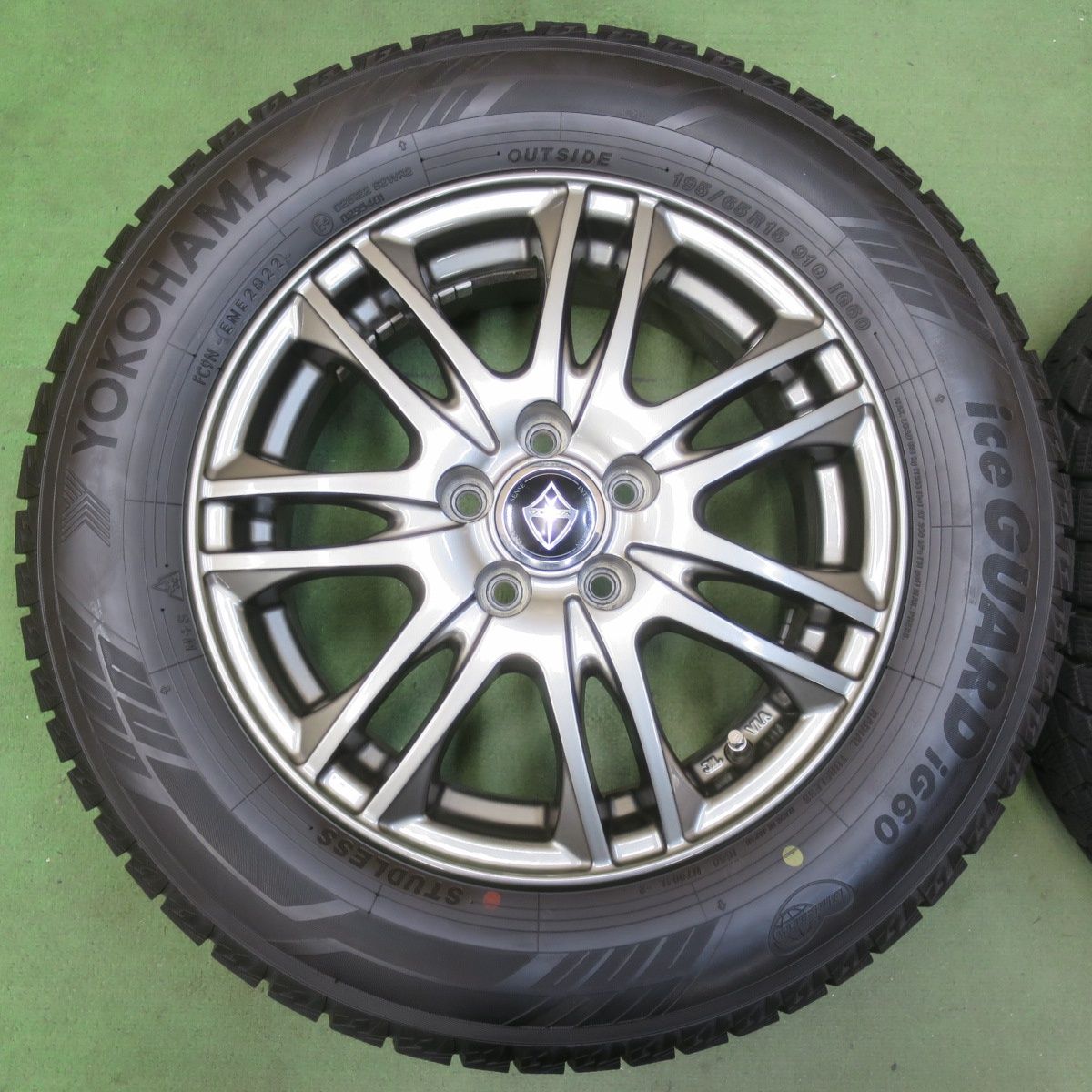 バリ溝！22年！キレイ！9.5分☆プリウス 等 195/65R15 スタッドレス