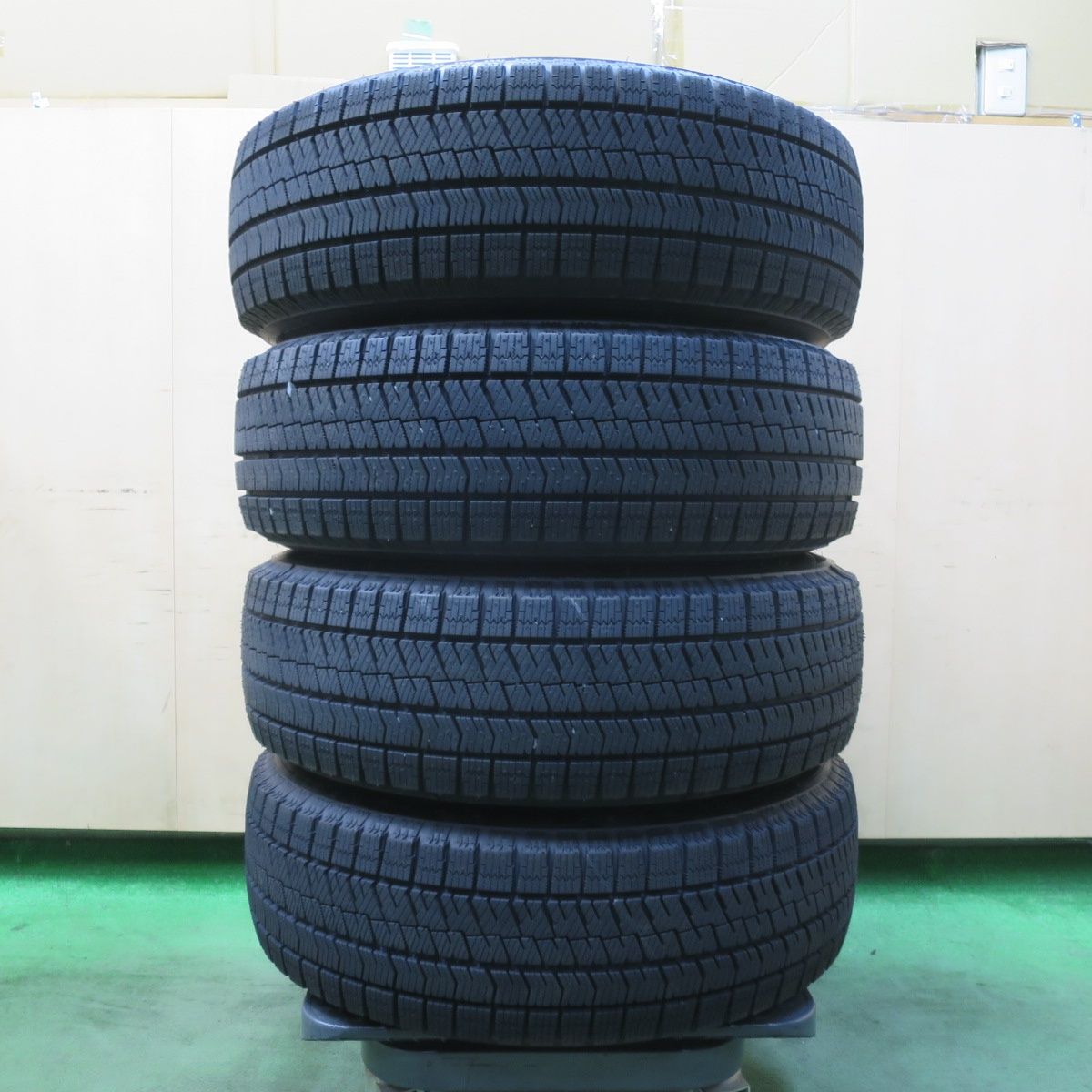 バリ溝！24年！キレイ！ほぼ10分☆プリウス 等 195/65R15 スタッドレス