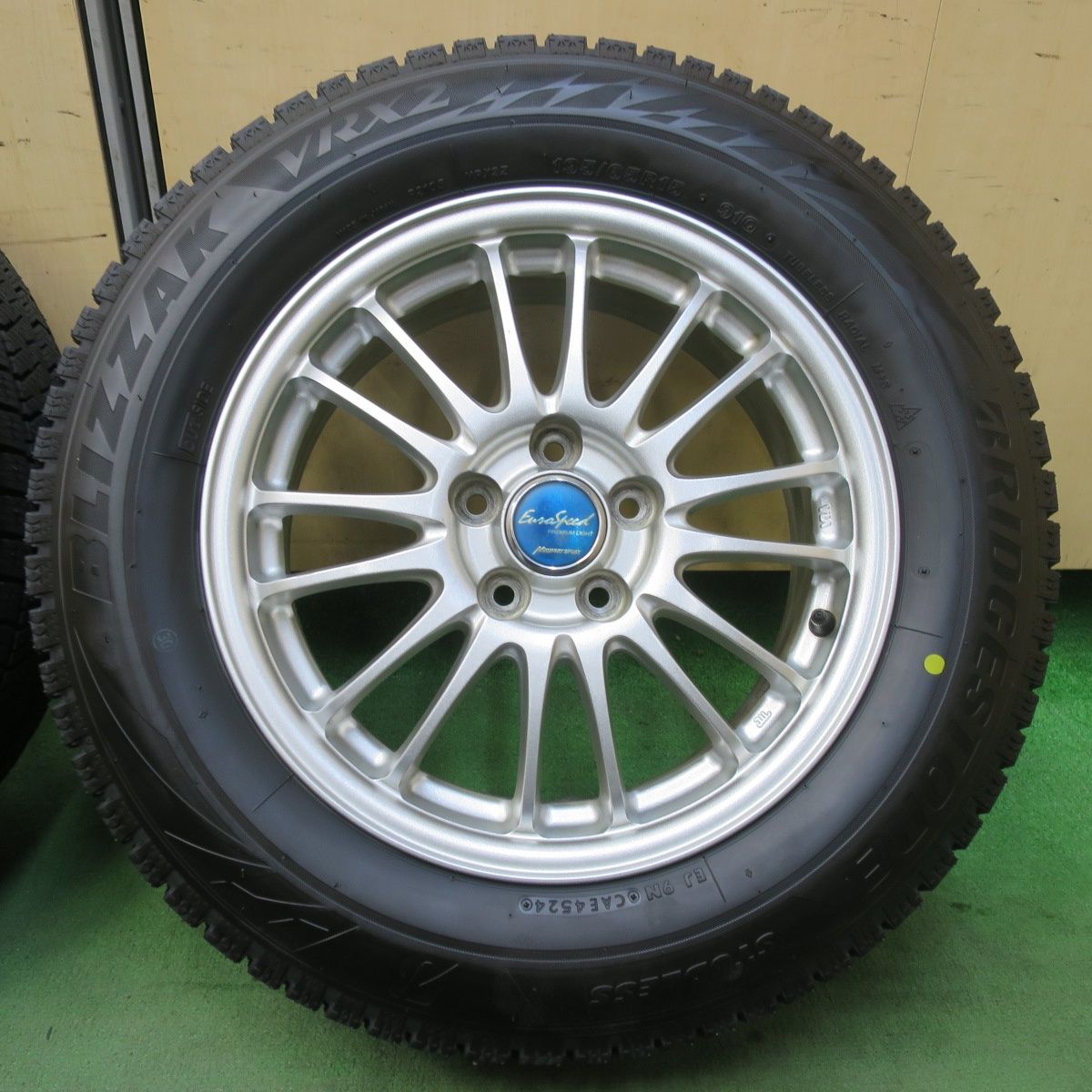 バリ溝！24年！キレイ！ほぼ10分☆プリウス 等 195/65R15 スタッドレス