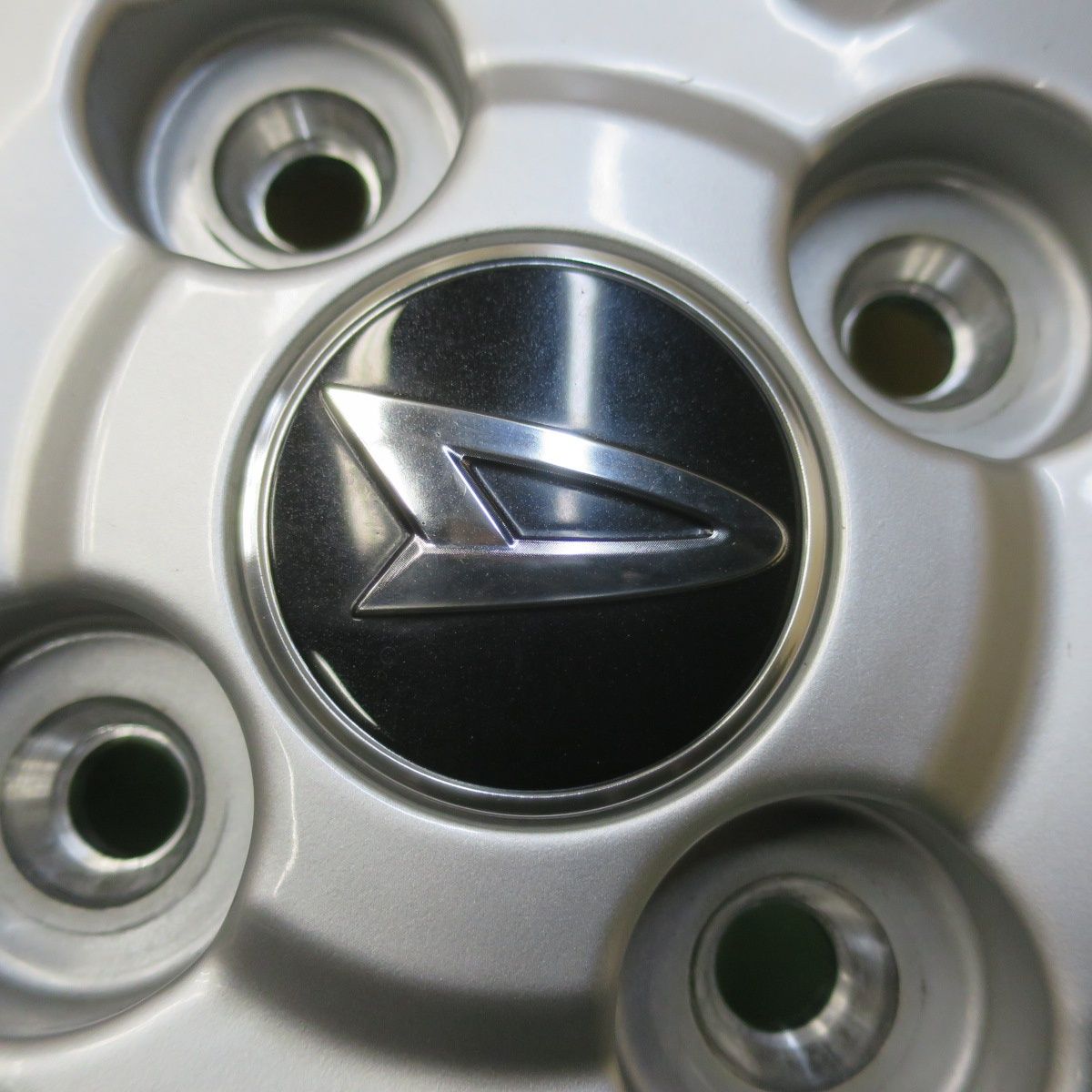  バリ溝 24年 ほぼ10分 ダイハツ タフト 165 65 R 15 ヨコハマ BluEarth FE AE 30 15インチ PCD 100 4 H 5111801イノ 15インチ タイヤ ホイールセット