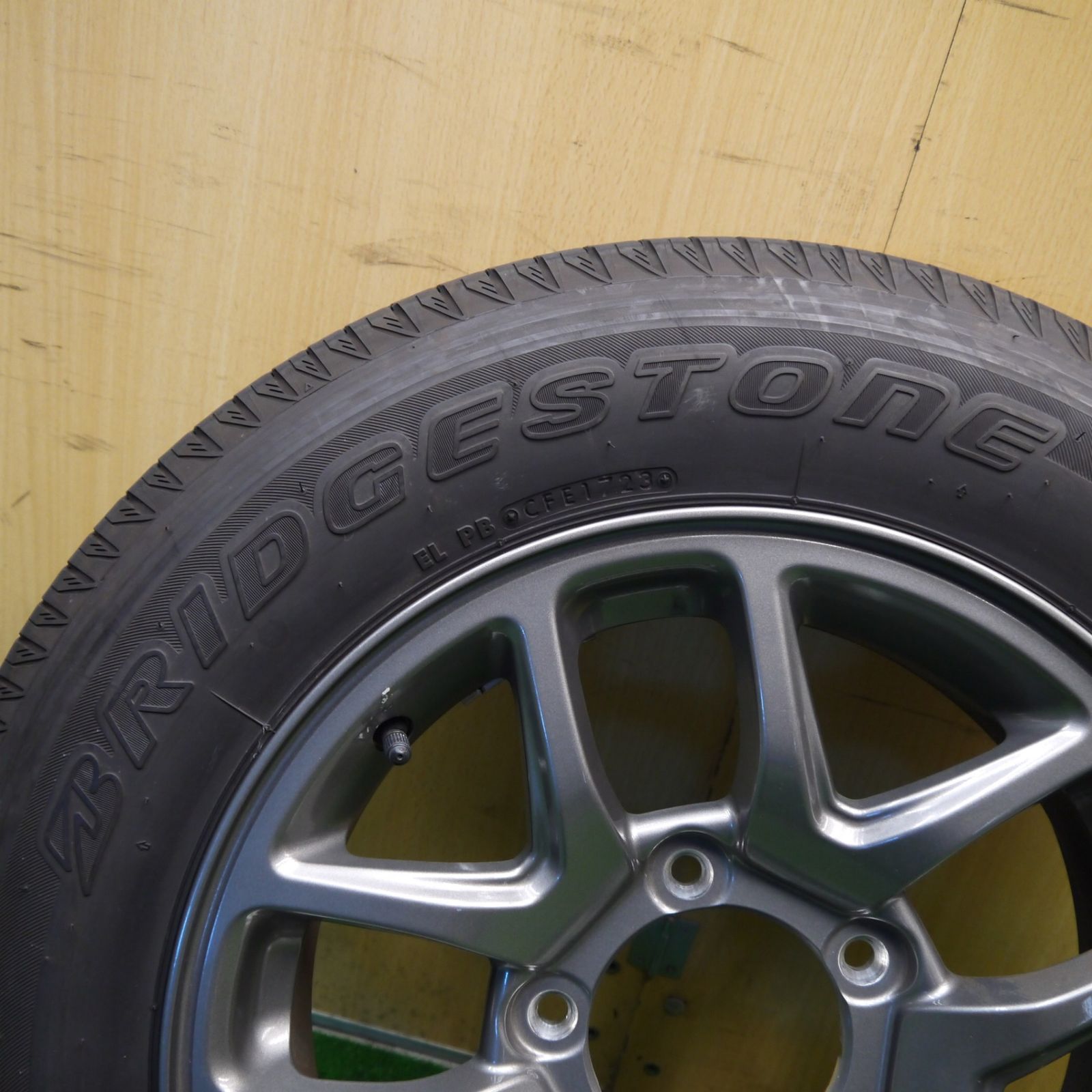 バリ溝！23年！キレイ！9.5分！1本☆スズキ JB64 ジムニー 純正 175