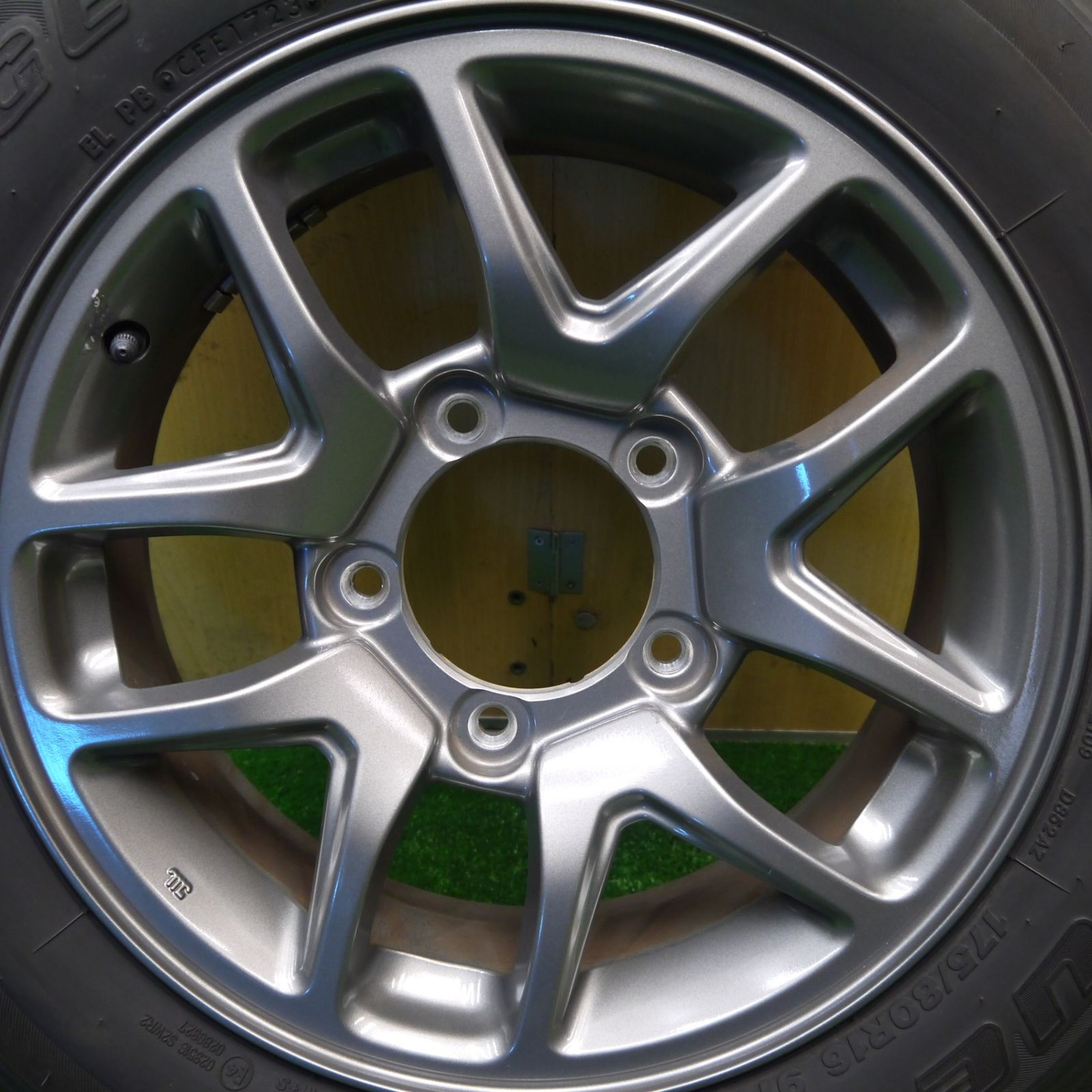 バリ溝！23年！キレイ！9.5分！1本☆スズキ JB64 ジムニー 純正 175