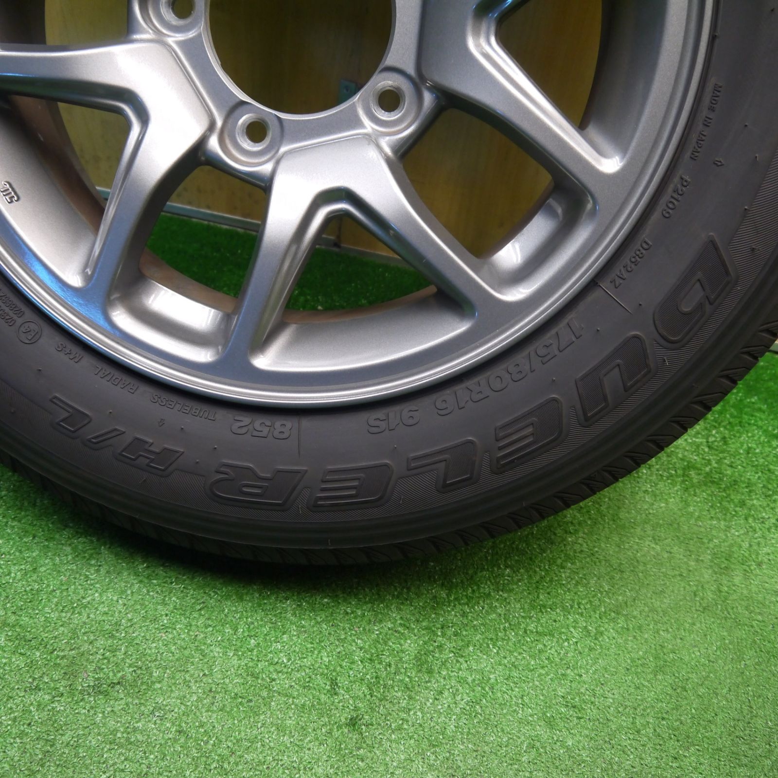 バリ溝！23年！キレイ！9.5分！1本☆スズキ JB64 ジムニー 純正 175