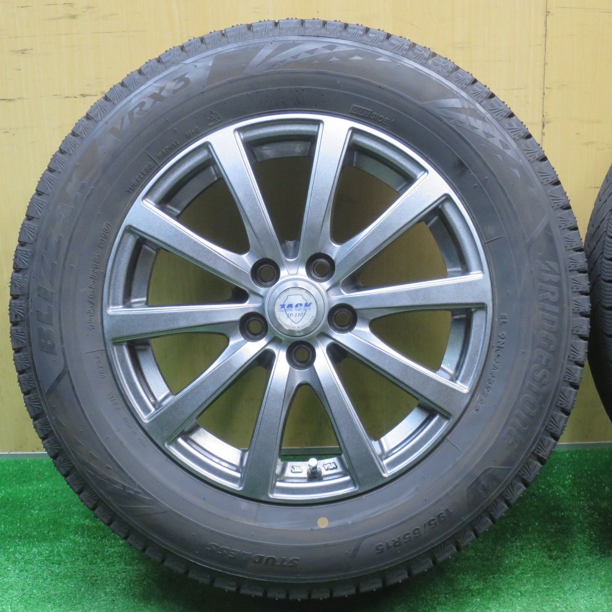 バリ溝！24年！キレイ！9.5分☆プリウス 等 195/65R15 スタッドレス